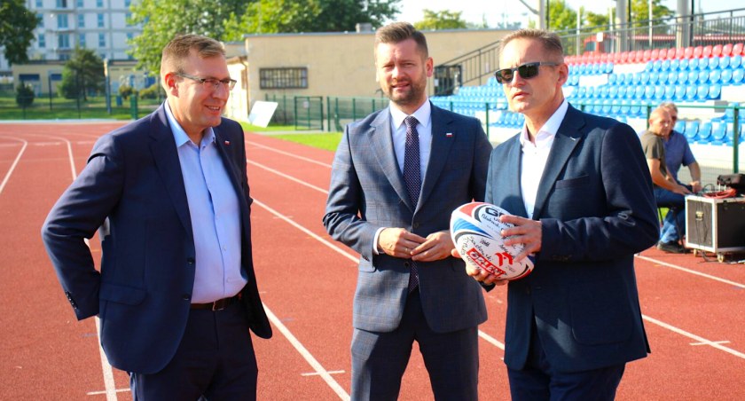 Przebudowa stadionu przy Warszawskiej w Sochaczewie - minister sportu z czekiem na wsparcie inwestycji 