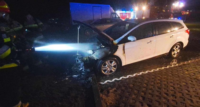 Pożar w Leonowie - na posesji palił się samochód osobowy
