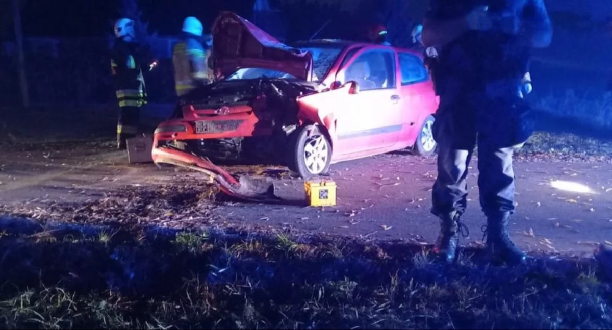 Wypadek z udziałem osobówki - nocne działania straży 