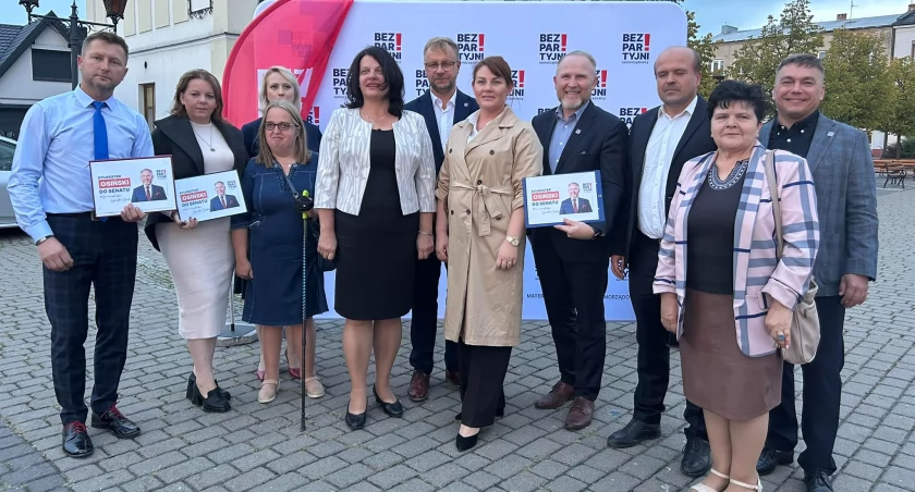 Bezpartyjni Samorządowcy w Sochaczewie -  konferencja na placu Kościuszki 