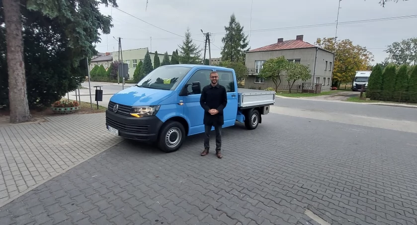 Gmina Rybno dzięki otrzymanym środkom finansowym z Ministerstwa Finansów zakupiła nowy samochód ciężarowy marki Volkswagen Transporter