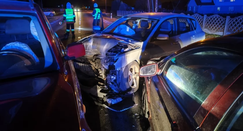 Kolizja trzech aut w Dzięglewie - na miejscu 13 strażaków [FOTO]