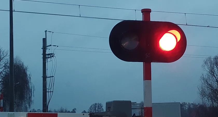 Kolejarze z pilnym apelem przed Wszystkimi Świętymi - przejazdy ze szczególnym uwzględnieniem