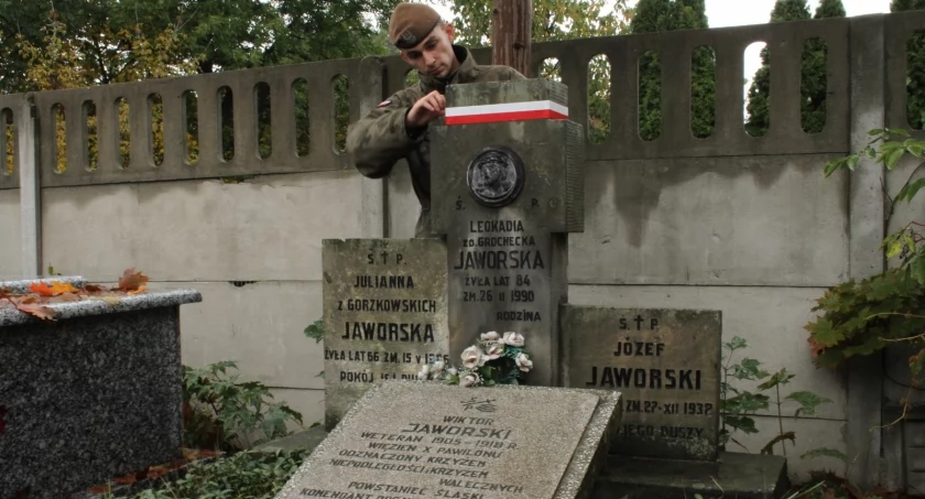Żołnierska pamięć nadal trwa... Terytorialsi porządkują groby poprzedników 
