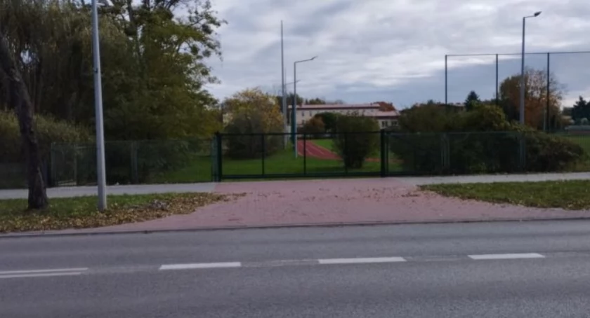 Zaniedbane obiekty sportowe Ogrodnika będą parkingiem!!!