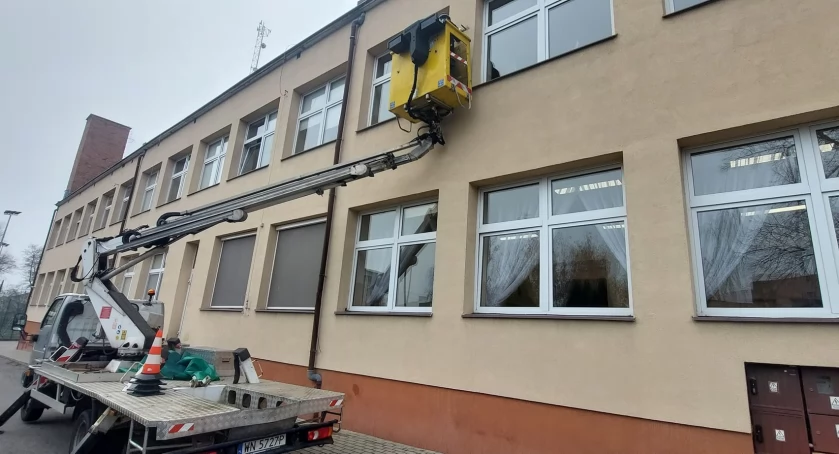  Trwają prace związane z  modernizacją oświetlenia w Szkole Podstawowej z Oddziałami Przedszkolnymi w Rybnie, inwestycja za 160 tys. zł 