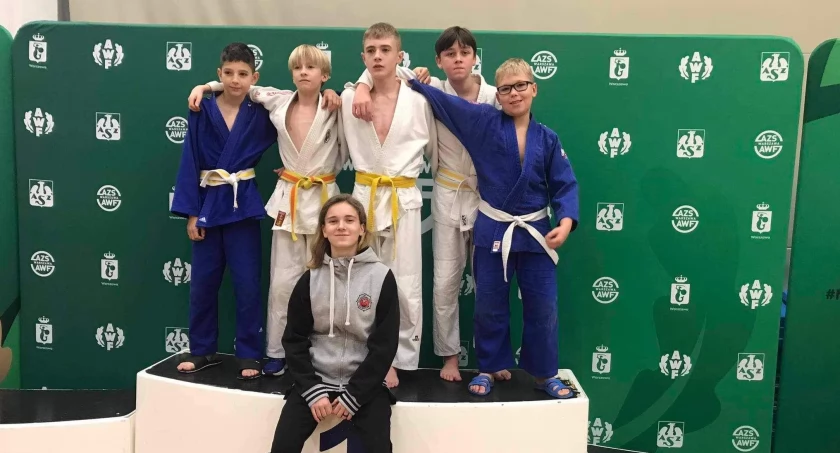 Świętowanie Dnia Niepodległości na turnieju judo w Warszawie.