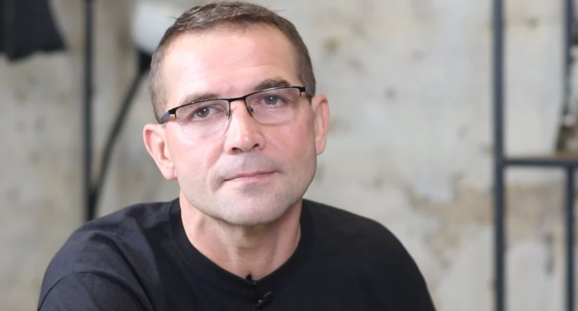 Grzegorz Szypszak – rozmowa z Trenerem Bzury Chodaków o sezonie, planach i pasjach muzycznych [WIDEO]