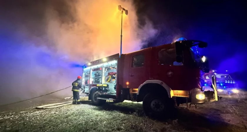 Siłowe otwarcie mieszkania, pożar auta i ogień w budynkach mieszkalnych - działania sochaczewskiej straży [FOTO]