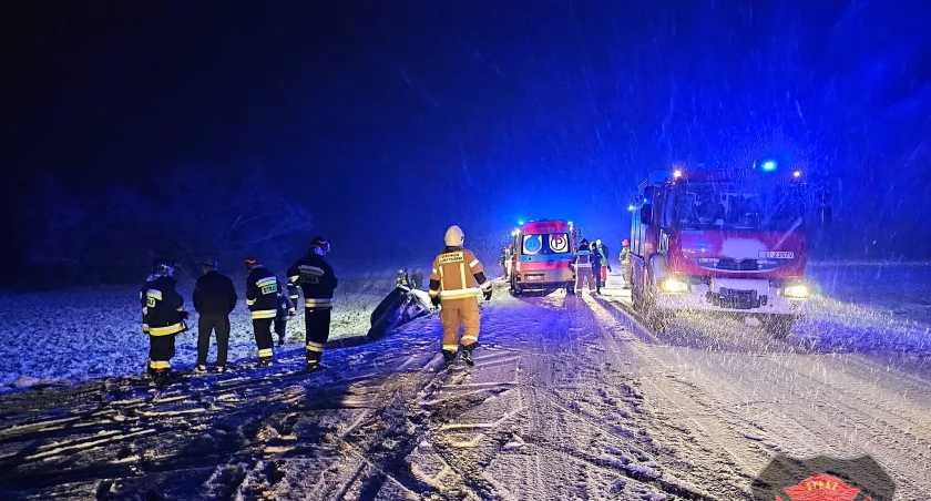 Kilka aut w rowie - na miejscu straż, pogotowie i policja 