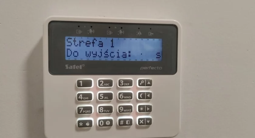 Gmina Rybno: Rozpoczął się montaż systemu monitoringu i alarmu w budynku nowego przedszkola