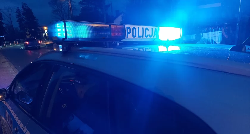 Zawyją syreny policyjnych radiowozów 