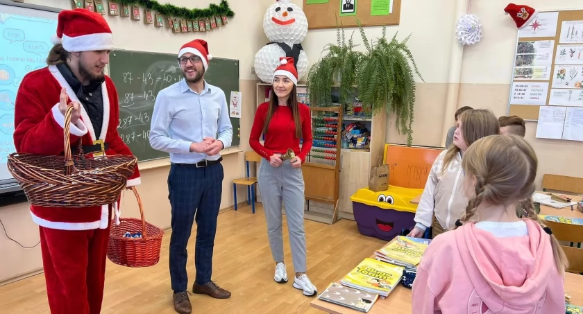 Gmina Rybno: Wizyta Świętego Mikołaja w szkole i przedszkolu- dla każdego coś słodkiego. Mikołaj będzie jeszcze 17 grudnia. 