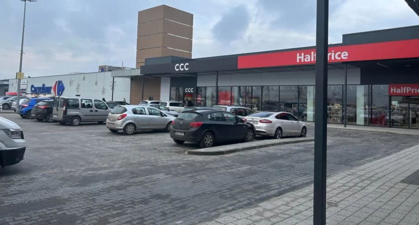Zakupowy szał w Sochaczewie - pełne parkingi i korki na mieście 