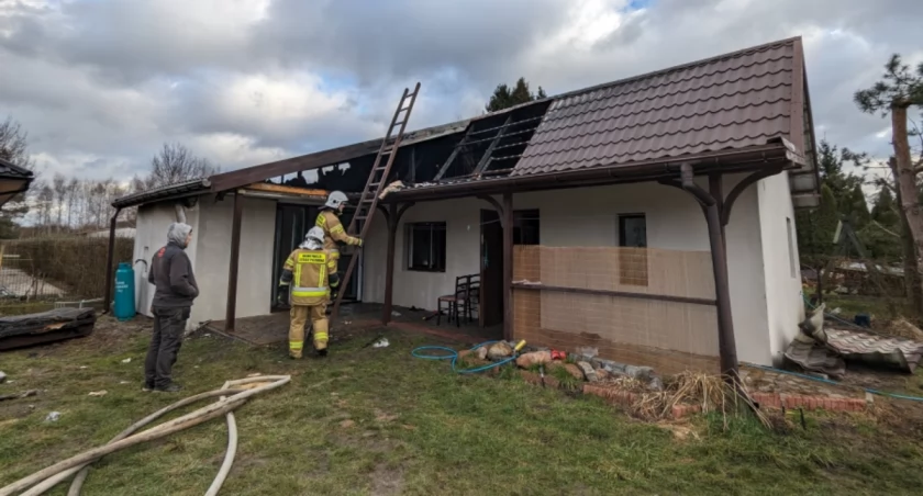 Pożar budynku mieszkalnego w Zakrzewie - na miejscu 23 strażaków