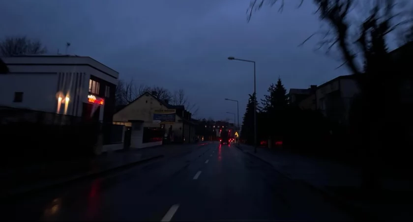 Rowerzyści bez oświetlenia na sochaczewskich ulicach - o krok od nieszczęścia