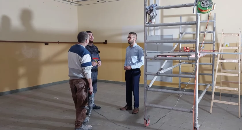 Gmina Rybno: Rozpoczęła się modernizacja korytarza głównego w Szkole Podstawowej z Oddziałami Przedszkolnymi w Rybnie, inwestycja za 70 000,00 zł