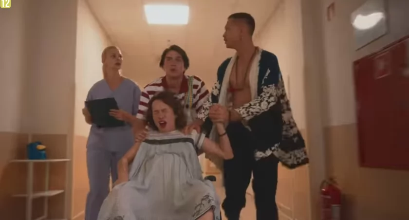 O syndromie baby boom i smutku poporodowym z kobietami w roli głównej 