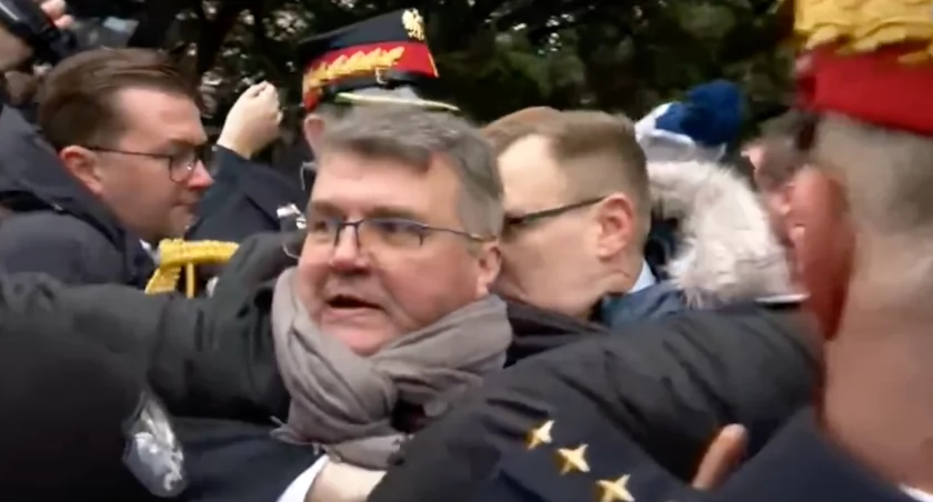 Maciej Małecki podczas szarpaniny ze Strażą Marszałkowską 