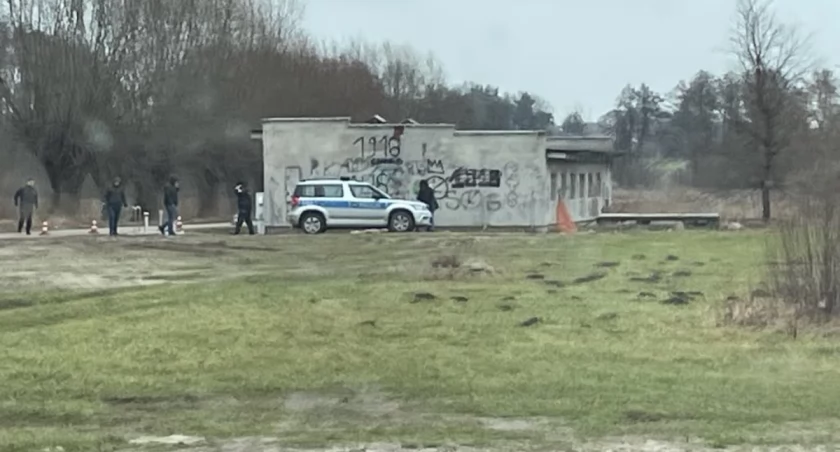 Zwłoki mężczyzny przy moście - na miejscu policja i prokurator 