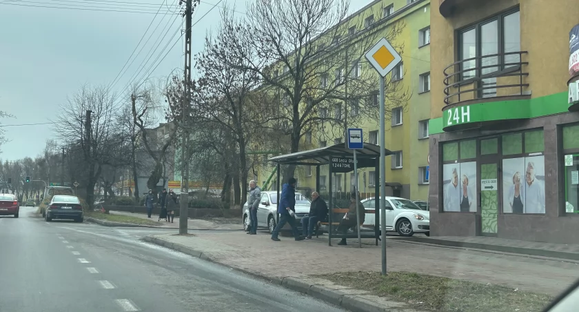 Al. 600-lecia w Sochaczewie - wandale zniszczyli wiatę przystankową 