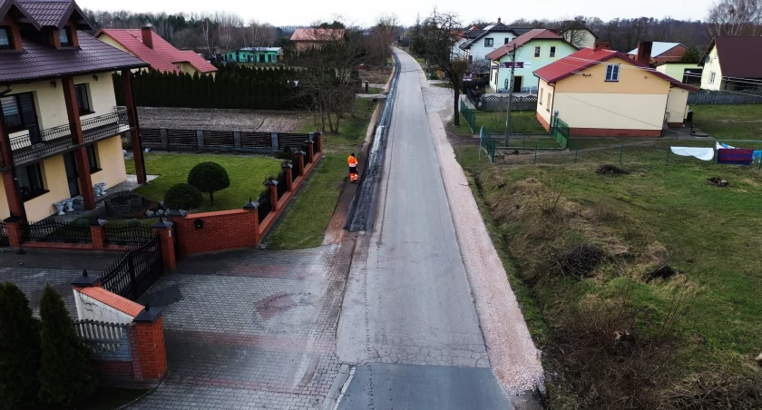 Nadal trwa przebudowa drogi w Adamowej Górze