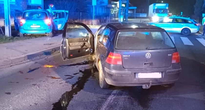 Skrzyżowanie 15 Sierpnia i Boryszewskiej - zderzenie dwóch pojazdów 