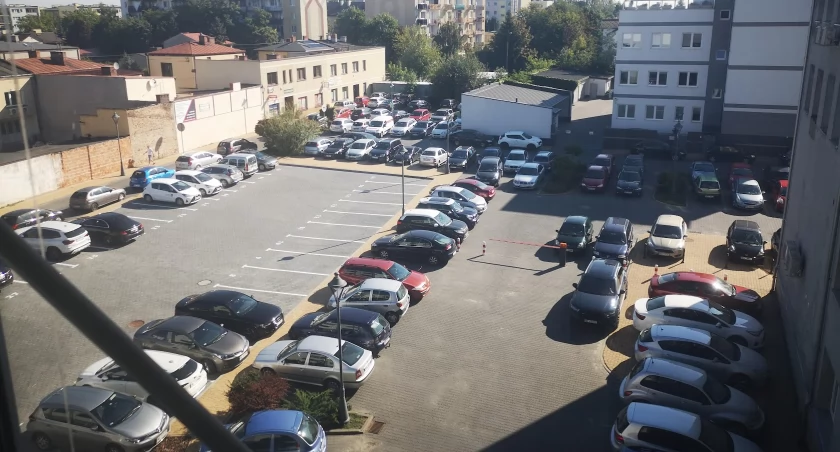 Parking przy Urzędzie Miasta - kto może korzystać z  zarezerwowanych miejsc?