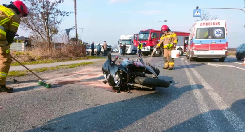 Wypadek w Młodzieszynie - motocyklista trafił do szpitala 