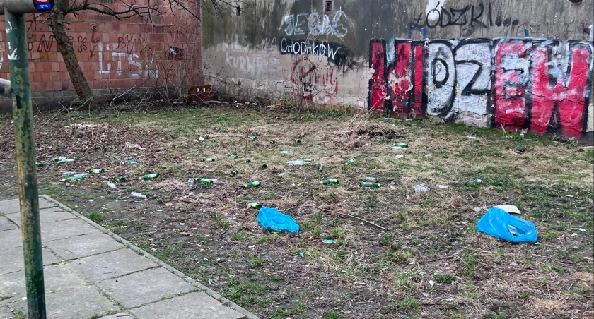 Osiedle przy Żeromskiego - mieszkańcy mają dość śmietniska pod blokami