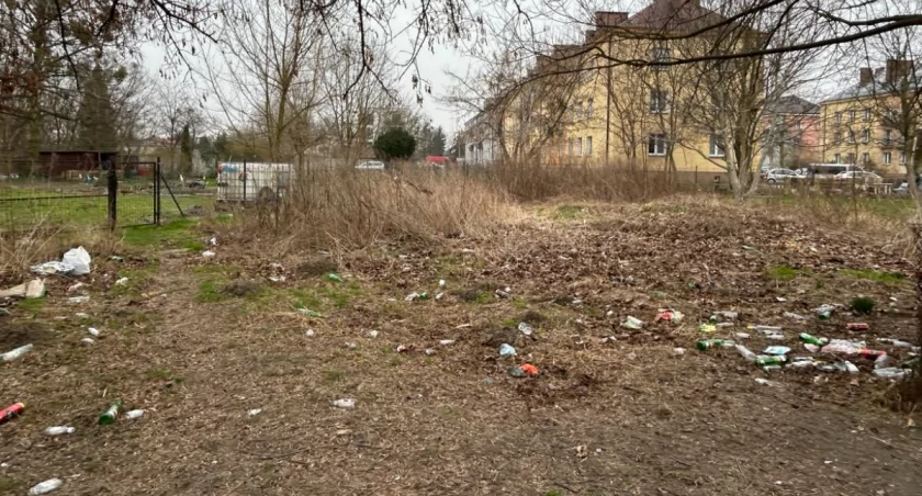 Śmieci przy placu Nivea - mieszkańcy apelują 