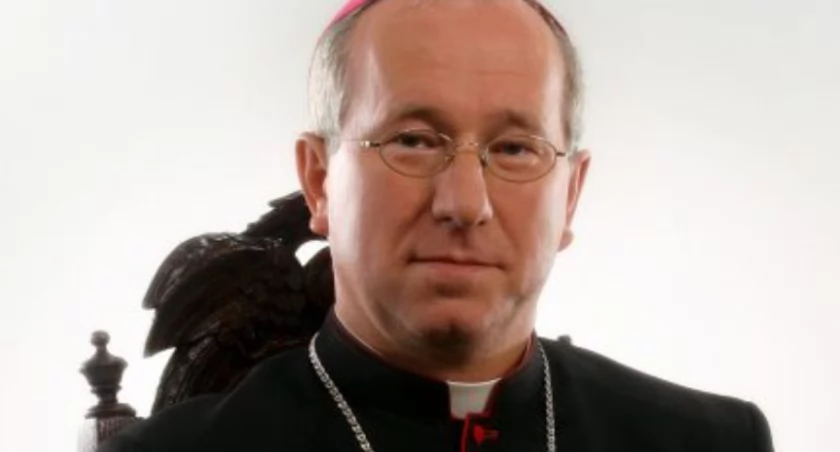 Biskup Andrzej Dziuba odwołany - w tle zaniedbania w prowadzeniu spraw o wykorzystanie małoletnich 