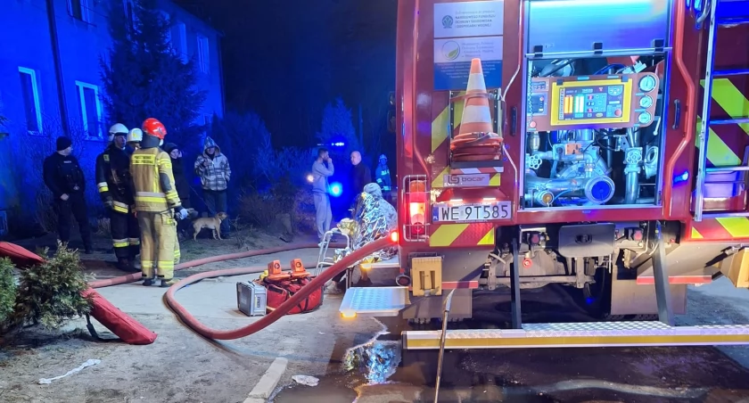 Pożar w bloku przy ulicy Korczaka - na miejscu burmistrz miasta, sześć jednostek straży pożarnej, pogotowie i policja 