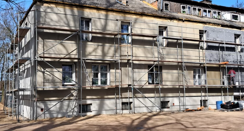  Prace termomodernizacyjne w pełni 