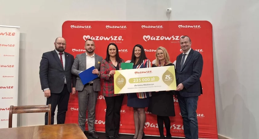 Przebudowa drogi wewnętrznej w m. Justynów oraz Młodzieszyn