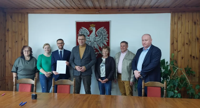Gmina Rybno: Umowa na przebudowę i generalne remonty 20 odcinków dróg gminnych podpisana, wartość inwestycji wyniesie 5 500 000,00 zł