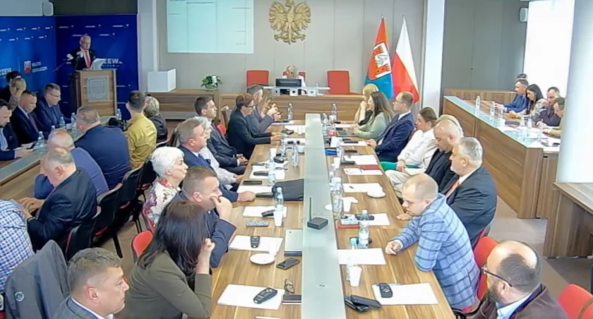 Nowa Rada Miasta Sochaczew po pierwszej sesji - radni złożyli ślubowanie [WIDEO]