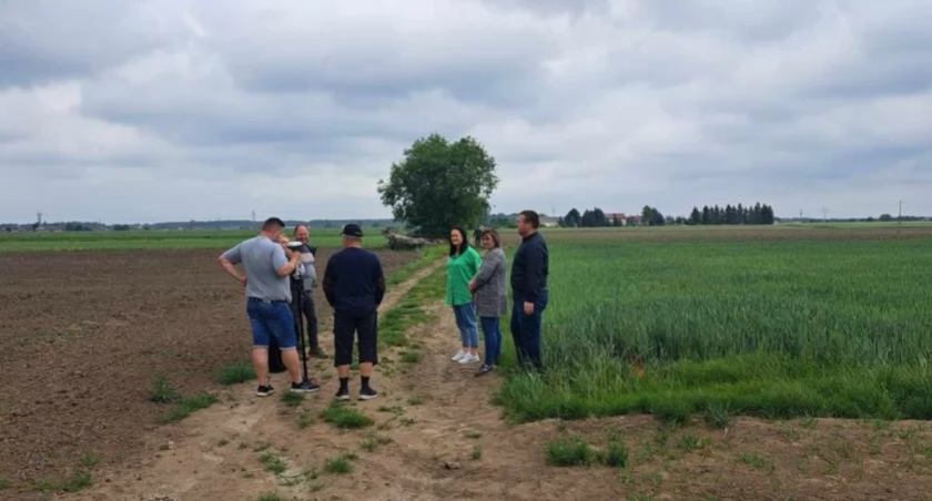 Czynności geodezyjne na ulicy Wiatracznej w Młodzieszynie