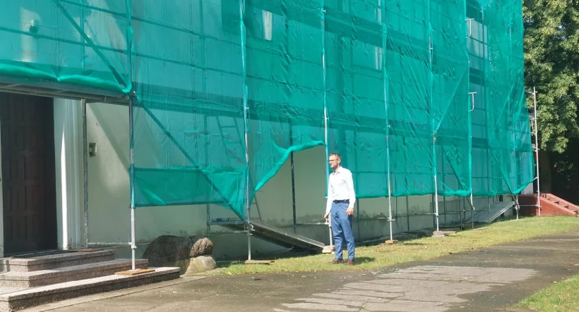 Gmina Rybno: Rozpoczął się remont elewacji frontowej i południowej kościoła parafialnego pw. św. Bartłomieja Apostoła w Rybnie, inwestycja za prawie 1 000 000,00 zł  