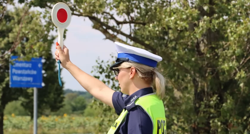 Policja w Sochaczewie prosi świadków o pomoc. Pomóż ustalić sprawców kolizji.
