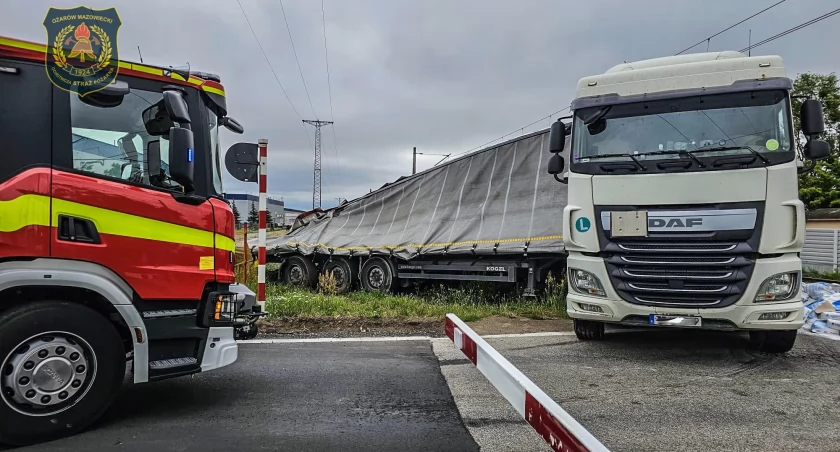 Zderzenie tira z pociągiem jadącym z Sochaczewa w Ożarowie Mazowieckim (Aktualizacja)