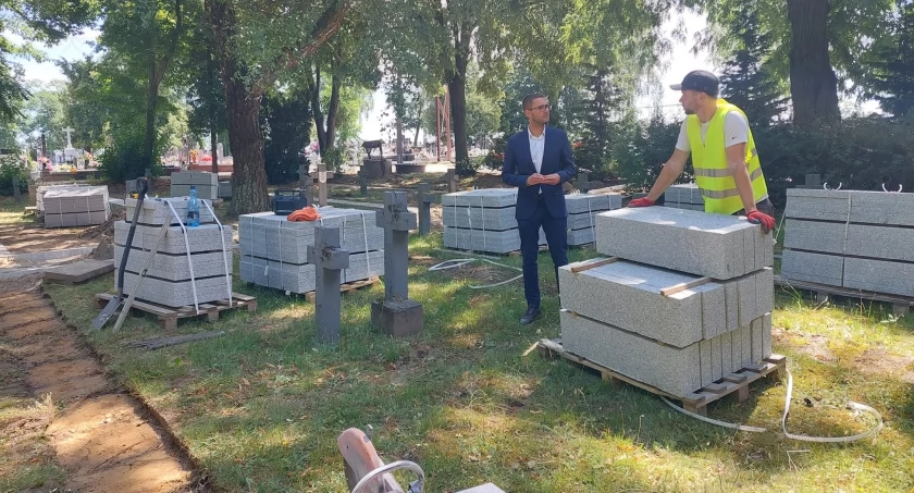 Gmina Rybno: Prace związane z remontem elewacji frontowej i południowej kościoła w Rybnie postępują zgodnie z planem, inwestycja za około  980 000,00 zł