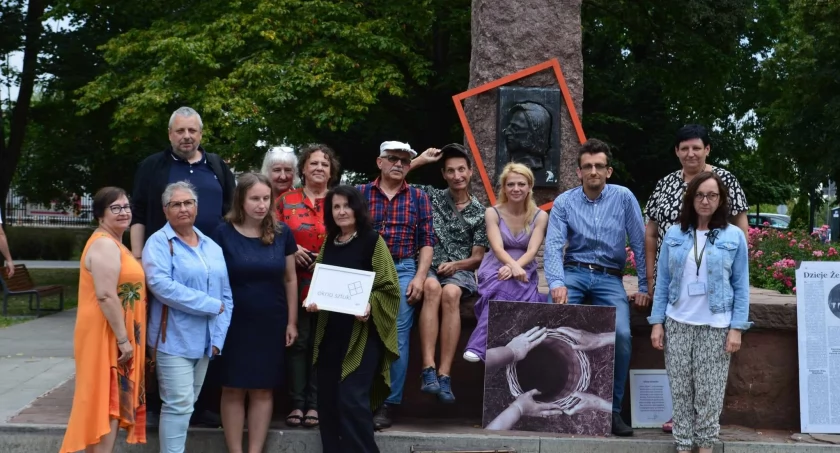 OKNO SZTUKI W DWÓCH PARKACH 