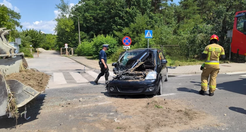 Zderzenie samochodu osobowego z koparko-ładowarką w Sochaczewie