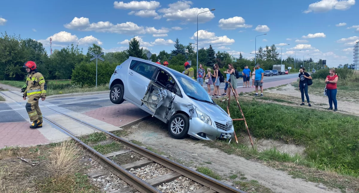 Zderzenie pociągu wąskotorowego z samochodem osobowym
