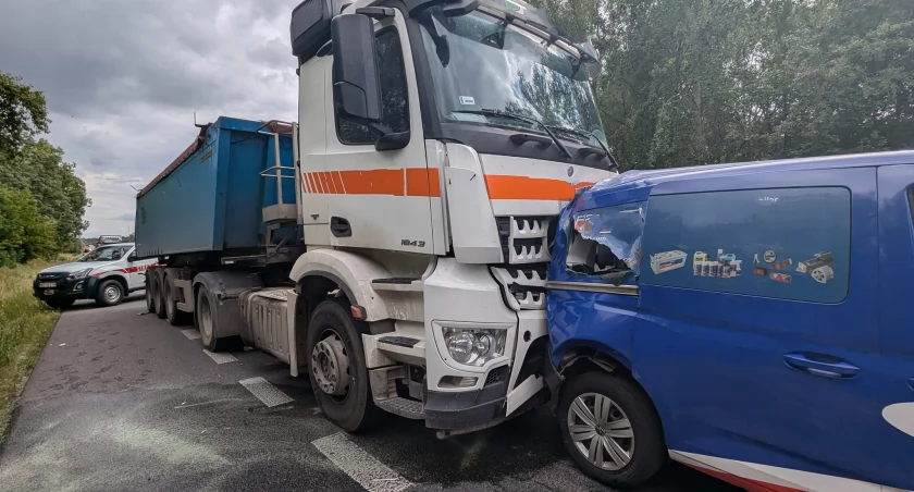 Zderzenie 4 samochodów osobowych i ciężarówki na obwodnicy