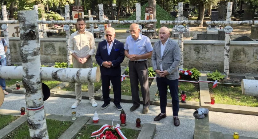 Rocznica wybuchu Powstania Warszawskiego - Zarząd MWS składa kwiaty na Powązkach