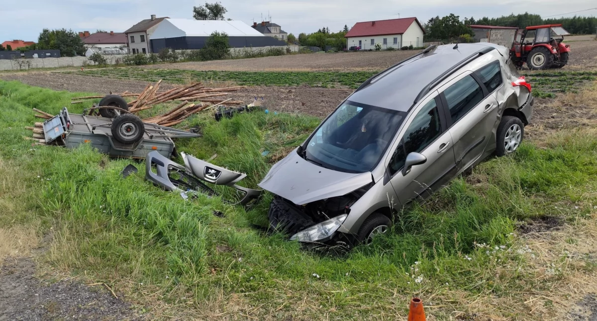 Zdarzenie drogowe w Giżycach: samochód wjechał do rowu