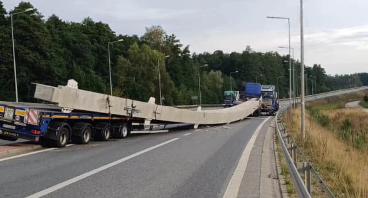 DK50: w miejscowości Zbiroża z pojazdu spadł betonowy dźwigar. Utrudnienia ruchu