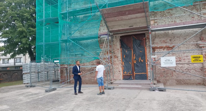 Gmina Rybno: Trwają prace związane z remontem elewacji frontowej i południowej kościoła parafialnego pw. św. Bartłomieja Apostoła w Rybnie 